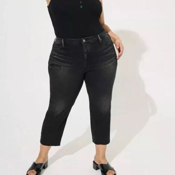 Torrid Black Crop Boyfriend Mid Rise Straight Leg Raw Hem Jean NWT Plus Size 16 - Picture 1 of 8